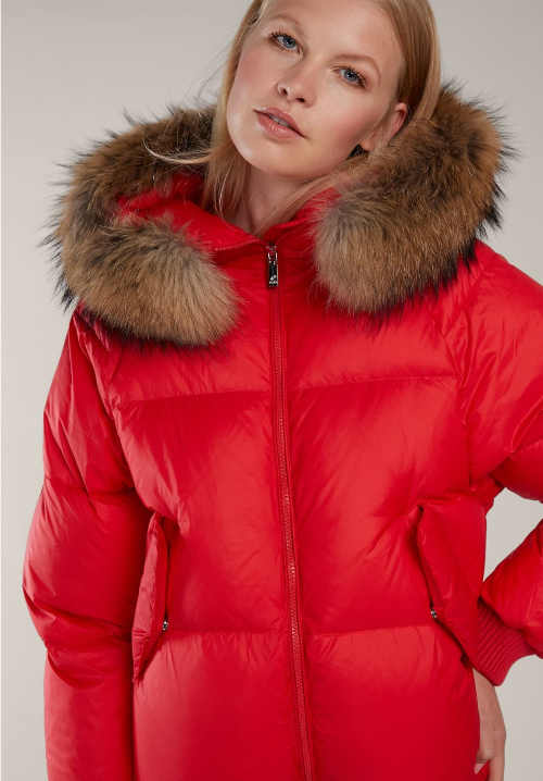 Červená dámska zimná bunda s kožušinou z mývalovce