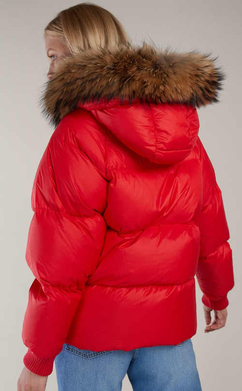 Červená prešívaná zimná bunda s prírodnou kožušinou