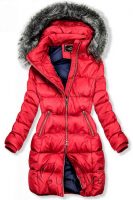 Moderná červená dámska zimná bunda s prešitím