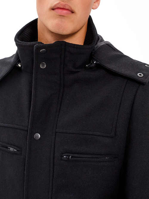 Pánsky kabát v modernom prevedení s kapucňou