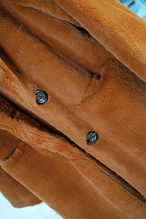 Moderný kabát v škoricovej farbe