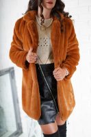 Trendy dámsky teplý kabát v zaujímavej škoricovej farbe