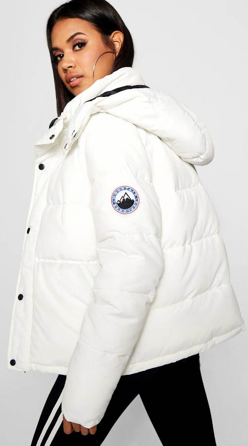 Biela prešívaná dámska bunda s kapucňou