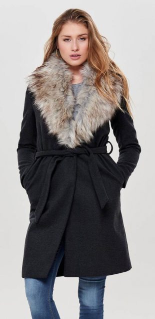 Tmavosivý dámsky žíhaný kabát s veľkým kožušinovým golierom