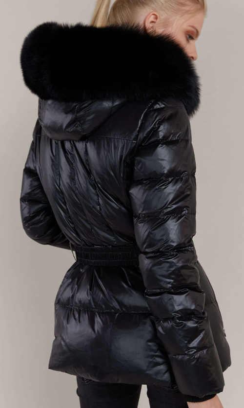 Dlhá čierna dámska zimná bunda s veľkou kožušinou