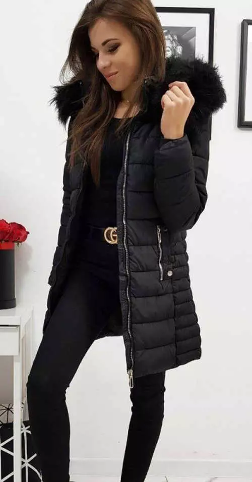 Moderná čierna dámska zimná bunda s kožušinou na kapucni