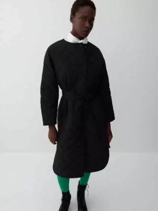 Dámsky moderný prešívaný kabát s opaskom v čiernej farbe