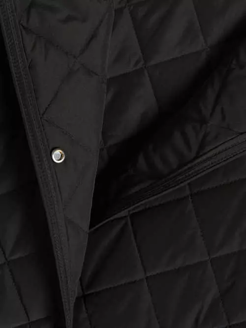Kabát v čiernej farbe s patentmi