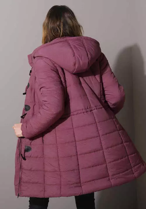 Prešívaný dámsky zimný kabát vo fialovej farbe