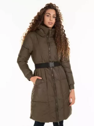 Trendová prešívaná dámska bunda v predĺženej dĺžke s opaskom