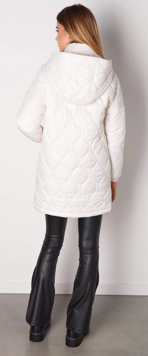 Biela prešívaná dámska zimná bunda s kapucňou