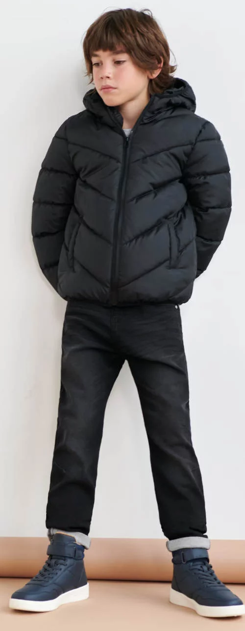 Lacná čierna prešívaná bunda pre chlapcov