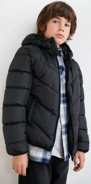 Lacná prešívaná čierna chlapčenská zimná bunda s kapucňou